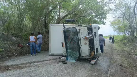 El camión de carga presentó daños materialesT El camión de carga presentó daños materialesT