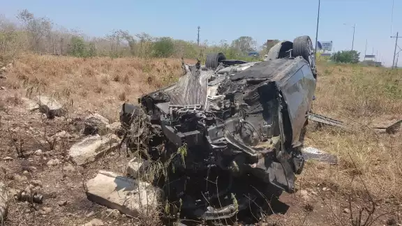 Personas que vieron el accidente ayudaron al conductor a salir antes de que este se incendiara Personas que vieron el accidente ayudaron al conductor a salir antes de que este se incendiara