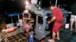 Rescatan a siete personas tras quedar varados en el mar en Isla Mujeres