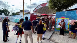 Continúa el plantón en la Escuela Secundaria General “Cancún”
