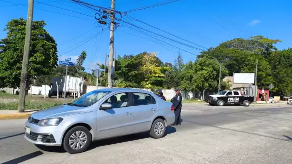 Accidente en José María Morelos dejó sólo daños materiales. Accidente en José María Morelos dejó sólo daños materiales.
