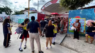 Mantienen plantón en la Secundaria General “Cancún” en Paraíso Maya; exigen destitución del director