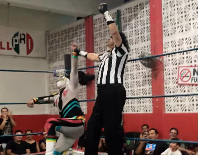 Máscara Sagrada junior vence al campeón Rey Espartano en la Arena Colonos de Cancún