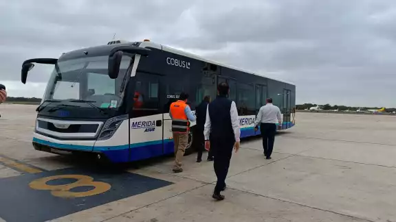 ASUR estrena un camión para brindar un servicio cómodo y seguro a quienes llegan o salen de la terminal ASUR estrena un camión para brindar un servicio cómodo y seguro a quienes llegan o salen de la terminal