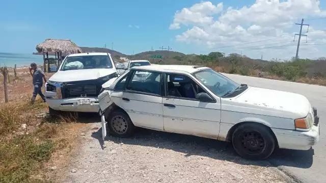 Camioneta impacta automóvil estacionado; Guardia Nacional interviene