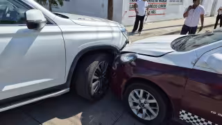 Choque entre taxi y camioneta en colonia de Carmen provoca congestionamiento vial
