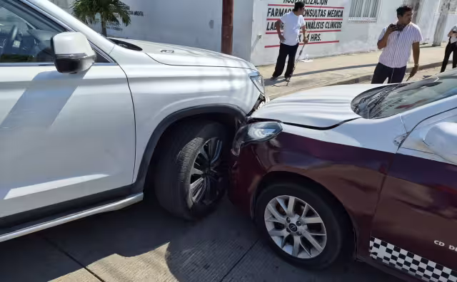 Taxi y camioneta se impactan en Campeche: sin lesionados