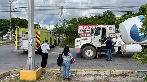 El chofer del camión de cemento no se percató del motociclista El chofer del camión de cemento no se percató del motociclista