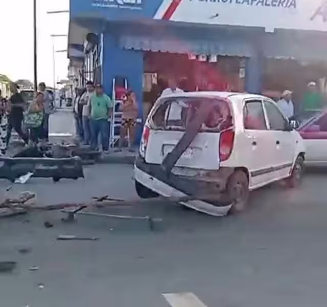 El conductor responsable al darse cuenta de los daños, huyó del lugar