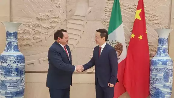Joaquín Díaz Mena platicó con el embajador Zhang Run acerca de la promoción turística del estado