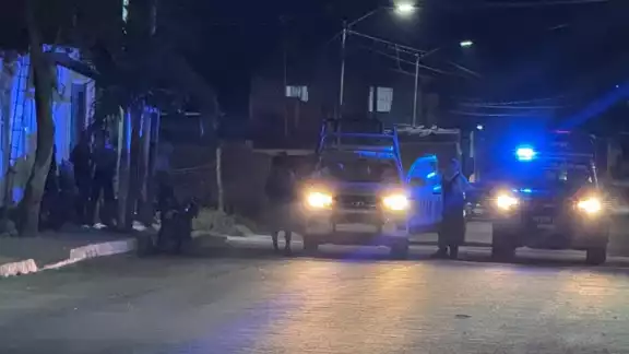 La fachada de una peluquería en Champotón fue baleada por sujetos en motocicleta, sin lesionados ni detenidos.