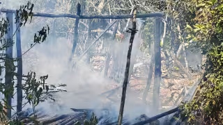 El fuego arrasó por completo con la palapa.