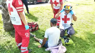 Paramédicos de la Cruz Roja atendieron al hombre lesionado.