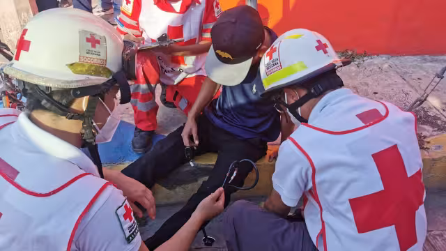 El ciclista tuvo que ser atendido por elementos de la Cruz Azul.