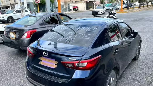 La avenida Nichupté fue cerrada por operadores, quienes cubrieron sus placas por temor a ser atacados por grupos delictivos