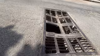 Hueco en drenaje por robo de rejilla alerta a vecinos en Champotón