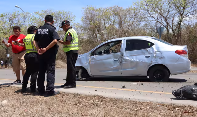 El chofer dejó el auto y a los pasajeros en el lugar del accidente