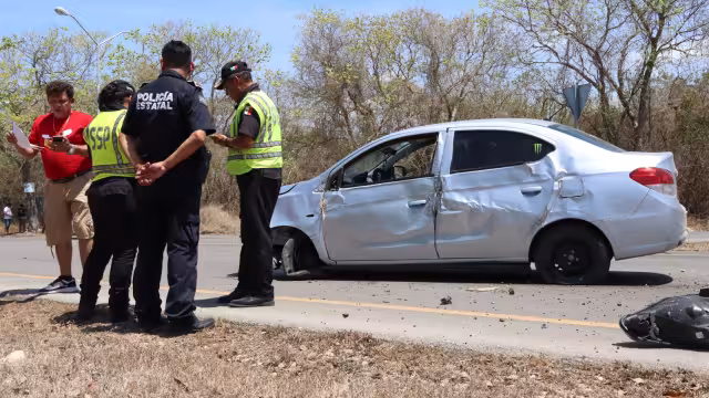 El chofer dejó el auto y a los pasajeros en el lugar del accidente
