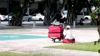 La joven francesa, alejada de la gente, tiene dos semanas en el aeródromo y no ha podido contactar a sus familiares en Cancún