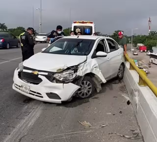 Seis heridos y cinco vehículos dañados en choque en el paso a desnivel