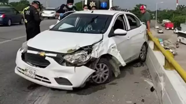 Seis heridos y cinco vehículos dañados en choque en el paso a desnivel