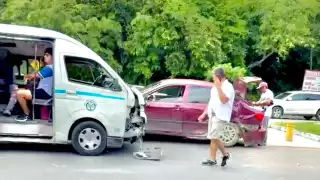 El accidente ocurrió sobre la Avenida Paseo Central y 115, dejando daños materiales y pasajeros asustados.
