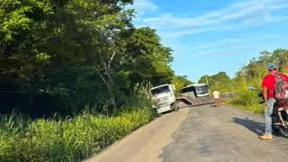 Un tráiler quedó atorado en el tramo Ciudad del Sol-La Joya.
