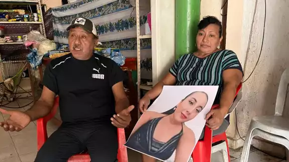 Padres de una mujer fallecida en el Hospital San Carlos acusan negligencia del personal médico Padres de una mujer fallecida en el Hospital San Carlos acusan negligencia del personal médico