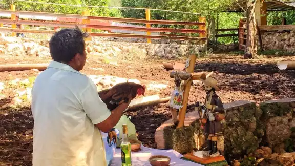 Los H’men o sacerdotes realizan las ofrendas para pedir a las deidades que se apiaden del pueblo y manden lluvia a su gente