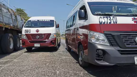 Fuerte congestión vial por colisión de combis frente al fraccionamiento San Francisco