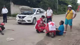 Motociclista colisiona con taxista al salir de una gasolinera en Felipe Carrillo Puerto
