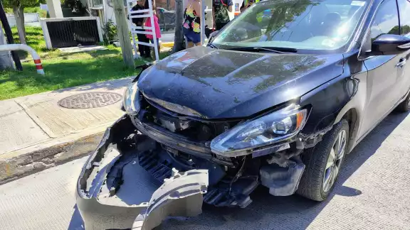 El Sentra color negro presentó severos daños en la parte frontal. El Sentra color negro presentó severos daños en la parte frontal.
