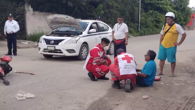 Motociclista colisiona con taxista al salir de una gasolinera en Felipe Carrillo Puerto
