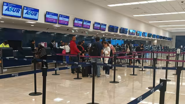 Hay afluencia regular de pasajeros en el aeropuerto de Mérida