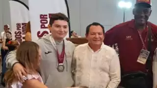 Un total de 278 atletas y 91 entrenadores recibieron un monto de un millón 196 pesos, tres mil pesos por oro, dos mil por plata y mil por bronce