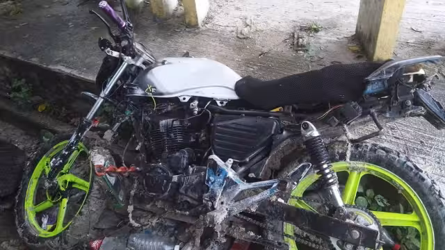 Una motocicleta Italika negra con blanco, sin placa, fue encontrada abandonada en un paradero de autobuses en Adolfo López Mateos, Escárcega.