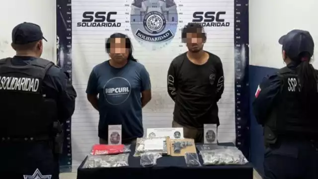 La policía de Playa del Carmen en el operativo recuperaron múltiples dosis de presuntas drogas