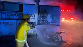 El cuerpo de bomberos usaron un total de mas de mil 500 litros de agua para apagar las llamas