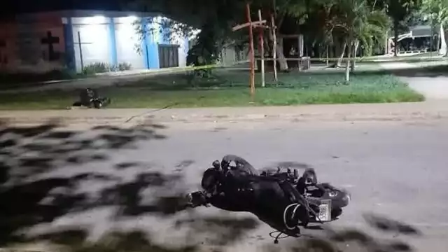 La motocicleta quedó tendida en el pavimento de la calle.