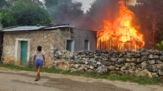 Fuego se propagó en segundos y consumió una vivienda en Peto