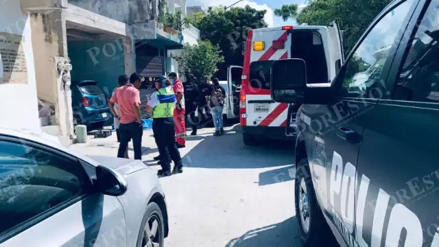 Paramédicos llegaron al lugar para brindar primeros auxilios al albañil, pero ya no contaba con signos vitales