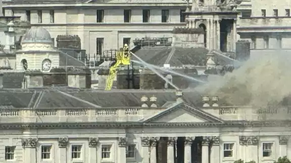 En Londres, bomberos llegaron a combatir las llamas en el emblemático edificio Somerset House, situado a orillas del Támesis