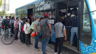 Usuarios aseguran que algunos choferes no dan paradas aunque haya gente esperando