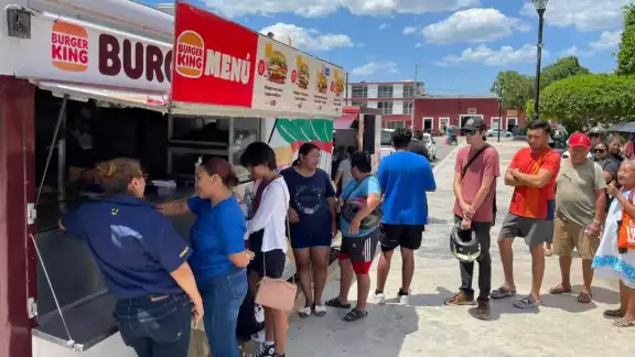 Las largas filas se registraron durante el día y la noche Las largas filas se registraron durante el día y la noche