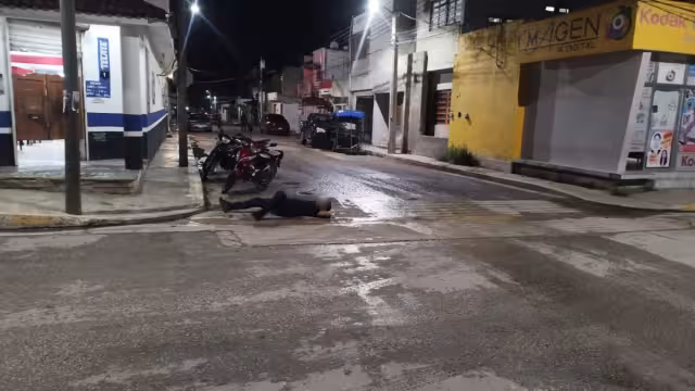 Otras personas tuvieron que arrastrarlo a una zona segura para vitar que fuera atropellado