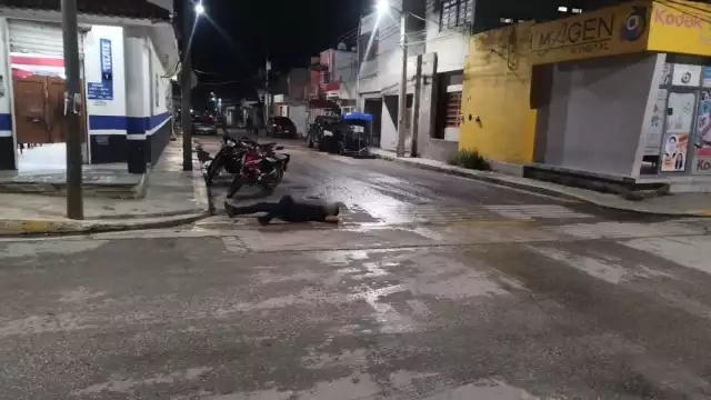Otras personas tuvieron que arrastrarlo a una zona segura para vitar que fuera atropellado