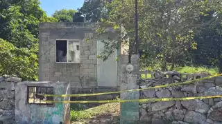 Vecinos del Centro de Telchac Pueblo reportaron hedor; policías forzaron la puerta para entrar a la casa.