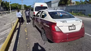 Taxi se estrella contra combi y provoca tráfico en la Isla de Tris