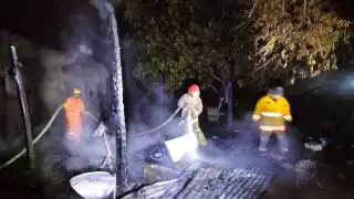 Bomberos sofocan incendio en Escárcega; casa consumida por las llamas
