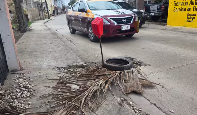 Cubetas, palos y piedras: medidas vecinales contra accidentes en Santa Ana